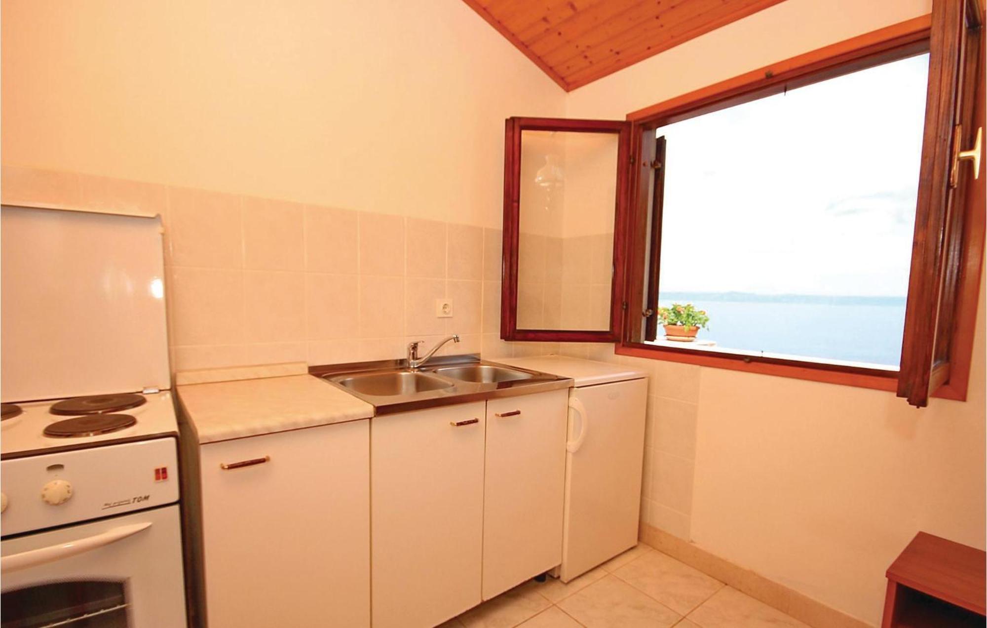 Gorgeous Apartment In Prigradica With Kitchen Extérieur photo